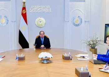 الرئيس السيسي يجتمع برئيس الوزراء ووزيرة التخطيط