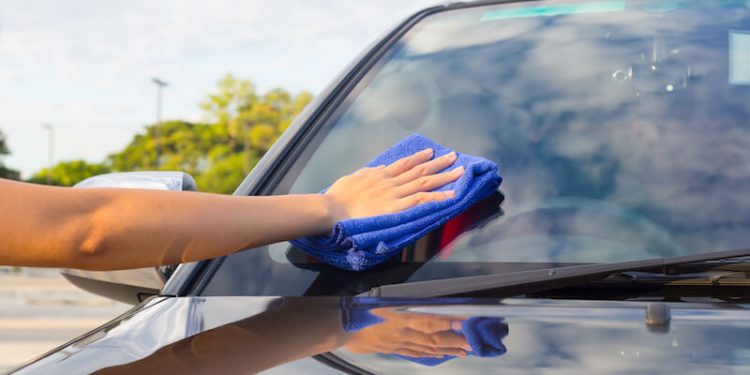 نظافة زجاج السيارة