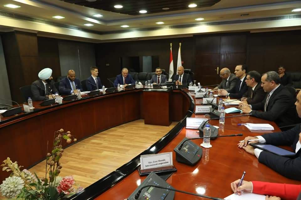 مصر وكندا تبحثان توطين صناعة القطارات والحافلات الكهربائية في مصر.