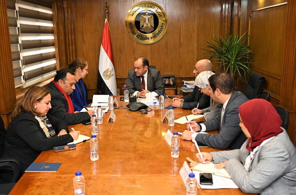 التجارة والصناعة والبنك الدولي يبحثان تطوير الصناعة المصرية
