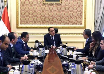 رئيس الوزراء يستعرض مع رئيس هيئة الاستثمار سيناريوهات تحسين مناخ الاستثمار في مصر