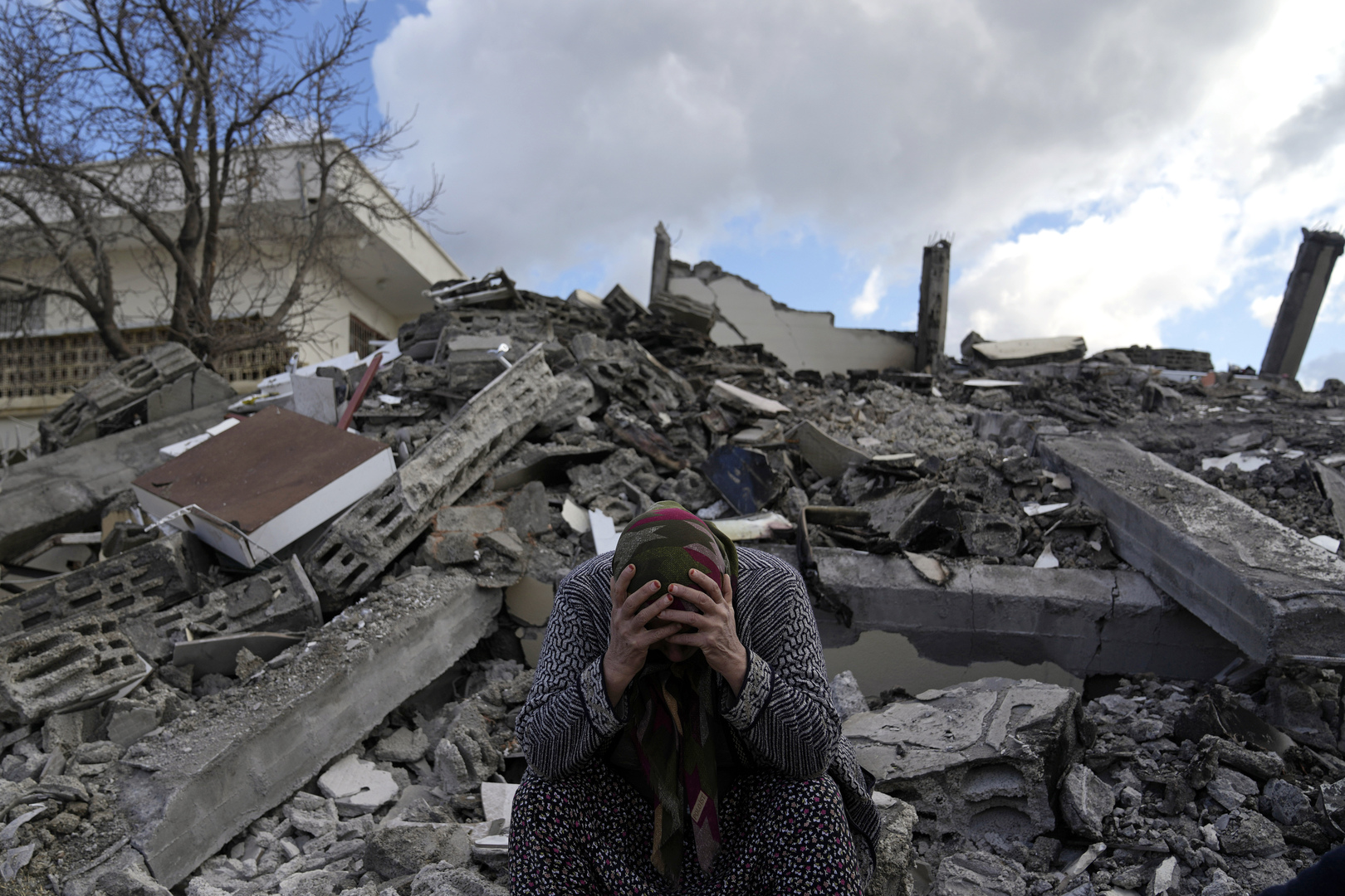السيسي يعزى الأسد في ضحايا الزلزال المدمر