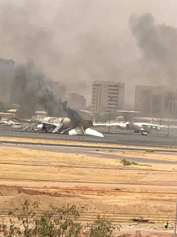 ايه اللي حصل في السودان .. ما موقف القوات المصرية في مطار مروي؟