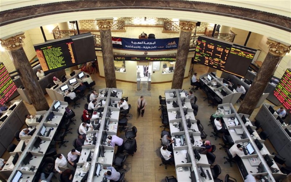 مؤشرات البورصة المصرية تواصل تراجعها بمنتصف التعاملات