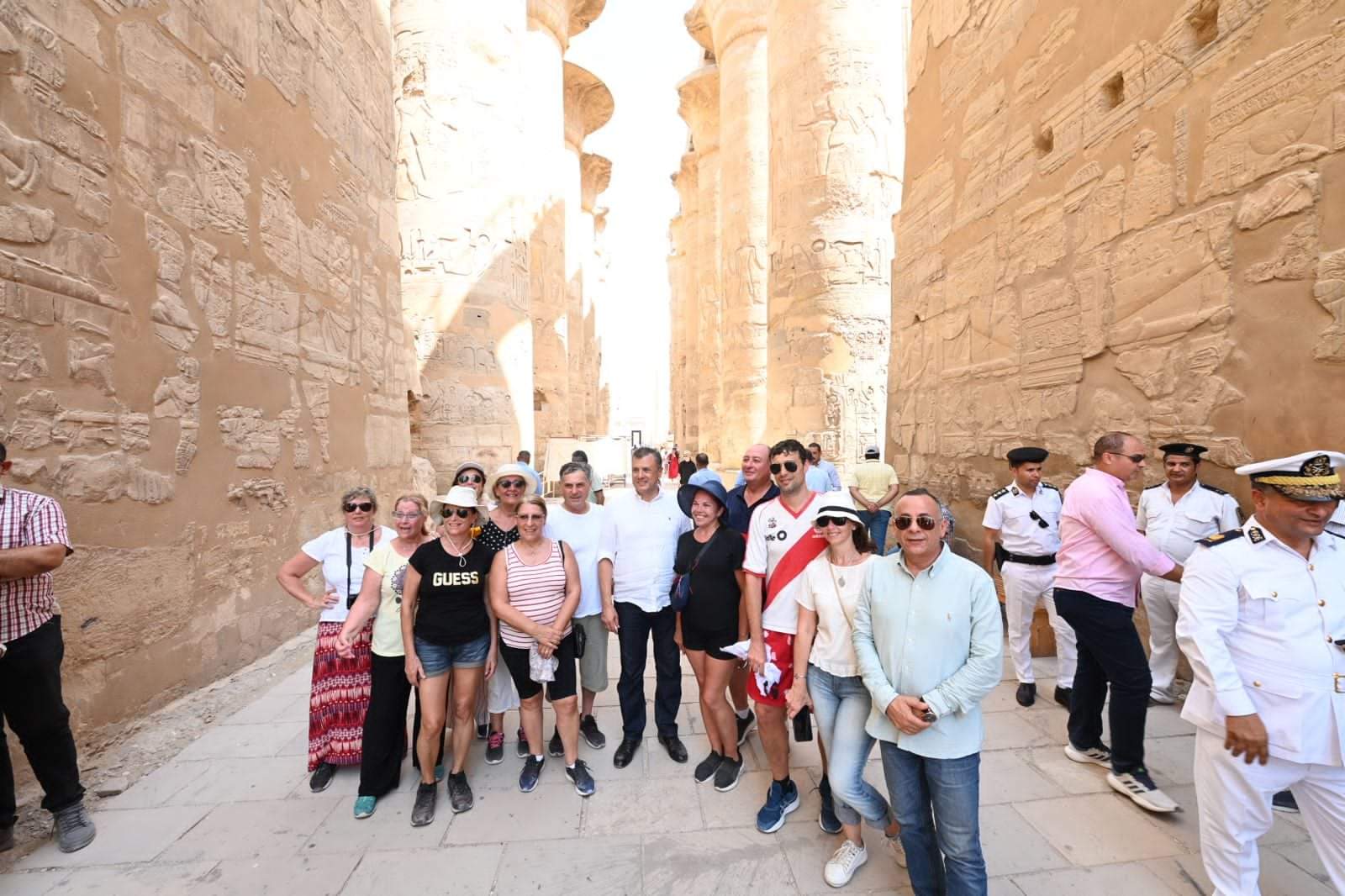وزير السياحة يلتقي مجموعات من السائحين