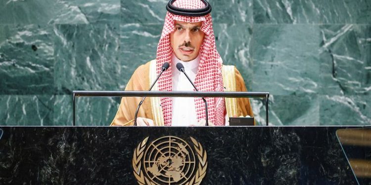 وزير الخارجية السعودي الأمير فيصل بن فرحان يلقي كلمة أمام الجمعية العامة للأمم المتحدة في نيويورك 
يوم السبت . تصوير : إدواردو مونوز - رويترز .