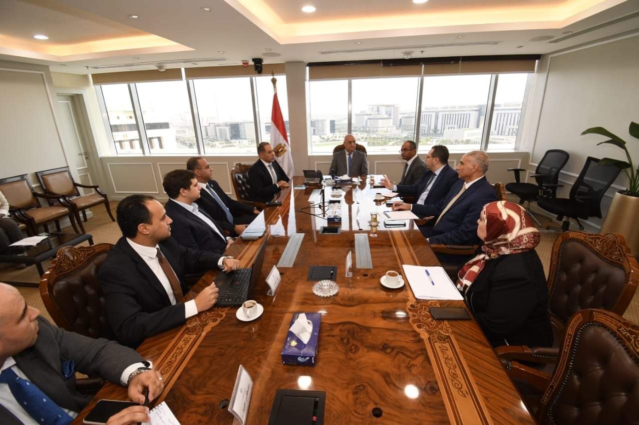 الجزار يلتقى مسئولى المبادرة الوطنية لتطوير الصناعة المصرية