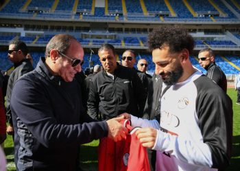 محمد صلاح يهدي الرئيس السيسي