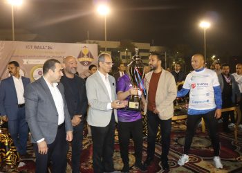 وزير الاتصالات يتوج فريق المصرية للاتصالات بكأس البطولة الرمضانية لقطاع الاتصالات ICTBall”24