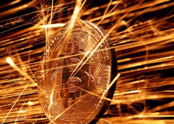 بيتكوين تتراجع إلى 76.5 ألف دولار.. هل تقترب السوق الهابطة من نهايتها؟ 3 سعر بيتكوين اليوم الأحد 23 أغسطس 2026 عند 76.5 ألف دولار
